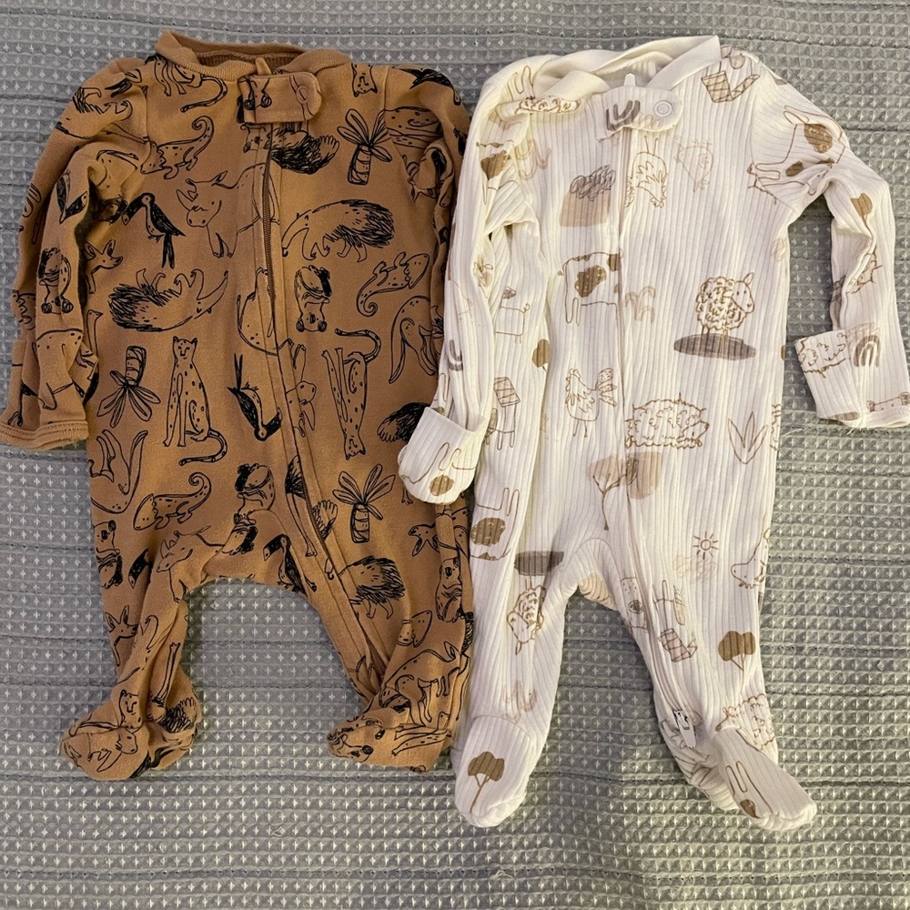 Bundle of 2 Newborn Carter’s Pijamas.